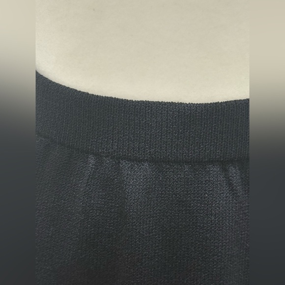 St. John Basics. Classic Santana Knit Skirt. Black. Size 2. - Picture 8 of 10